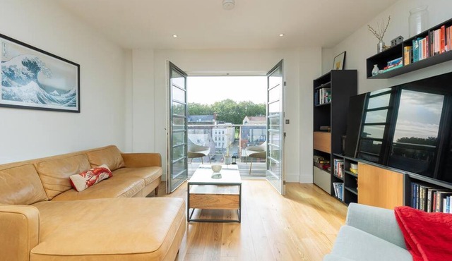 Cosy 2 bed flat in central Bristol on river Avon
