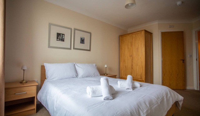 Cosy 2 bed flat near train station Basingstoke with Free Parking!