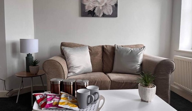 Cosy 2 Bed Flat Sleeps 4 with Free Parking