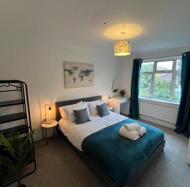 Cosy 2-Bed Home Near Heathrow & Windsor