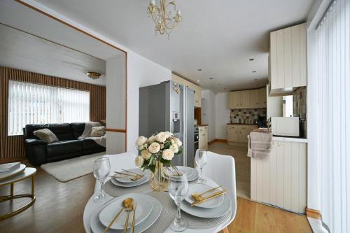 Cosy 2 bed home with jacuzzi bath in Wythenshawe near Manchester Airport