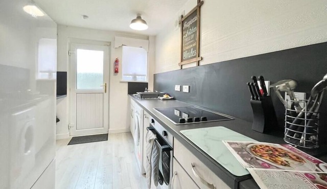 Cosy 2 bed house with garden in Wishaw