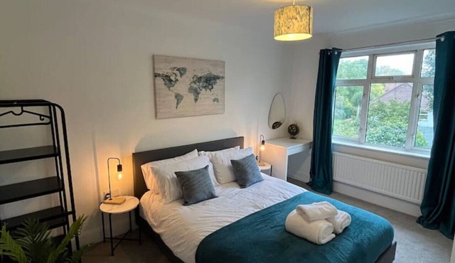 Cosy 2 Bed Maisonette near Heathrow & Windsor