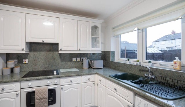 Cosy 2-Bed Retreat - Free Parking