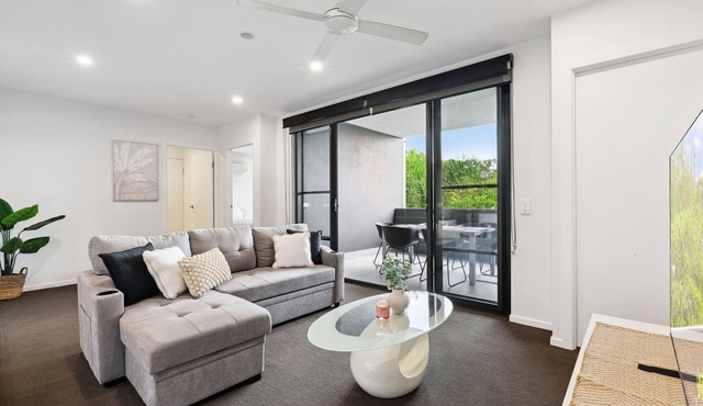 Cosy 2-Bed with Alfresco Dining by Bill Cash Park