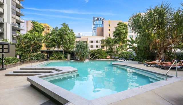 Cosy 2-Bed with Pool, Bbq Area and Secure Parking