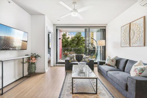 Cosy 2-Bed with Pool Bbq Area and Secure Parking