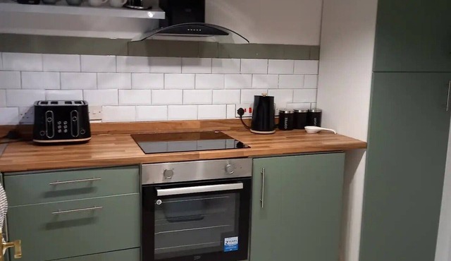 Cosy 2 Bedroom House, Close to Lakeside & Train Station with Free Double Parking