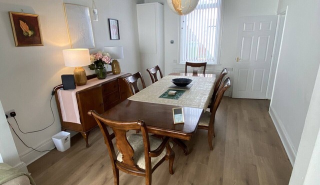 Cosy 2-Bedroom Cottage with Parking | Near Hospital & City