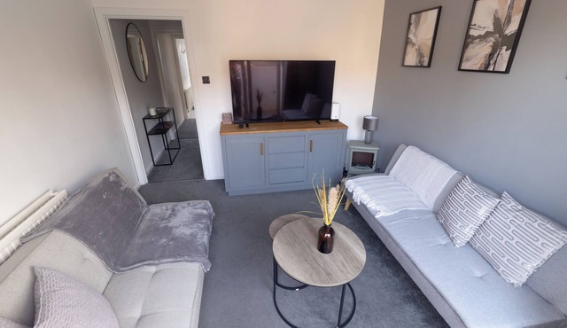 Cosy 2-Bedroom Central Home with Private Hot Tub