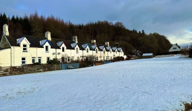 Cosy 2 Bedroom Cottage Sleeping 6 with Wood Burner