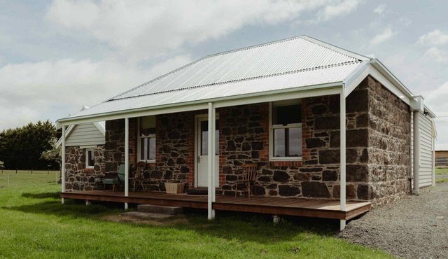 Cosy 2 bedroom cottage with rural farmland views