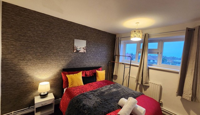 Cosy 2 bedroom Family size Apartment 7 minutes walk from Elms park Train station