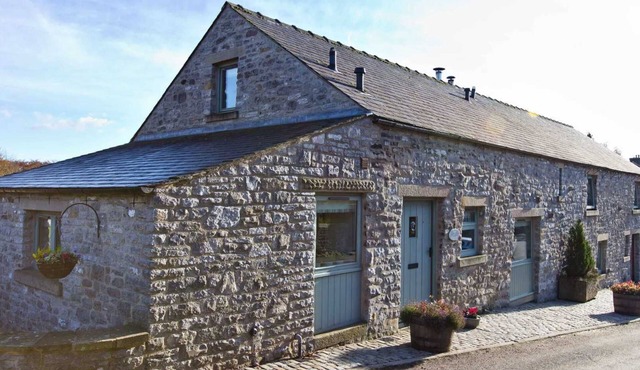 Cosy 2 bedroom barn in pretty village, close to the Monsal Trail and Chatsworth