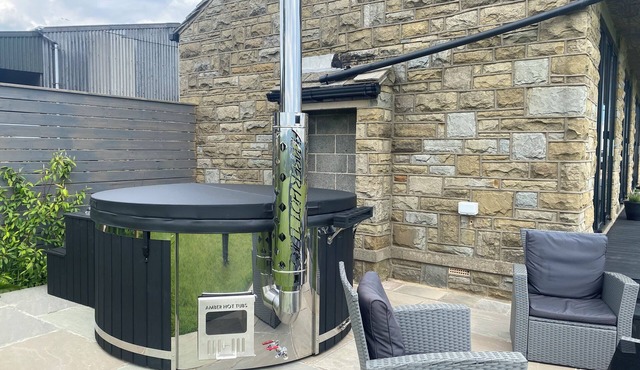 Cosy 2 bedroom guesthouse in beautiful surroundings with hot tub. Pet friendly!