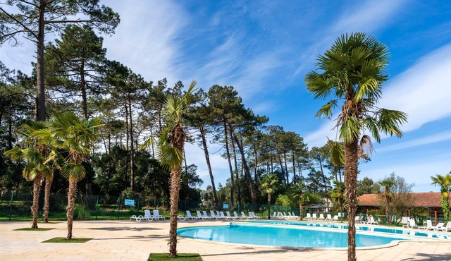 Cosy 2-Bedroom Holiday Home Near the Sea with Shared Pool, Terrace and Wi-Fi
