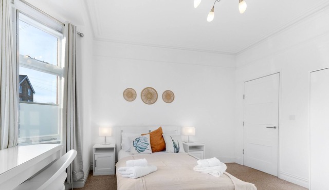 Cosy 2 Bedroom Home with FREE Parking & WiFi Near Windsor Slough & Heathrow