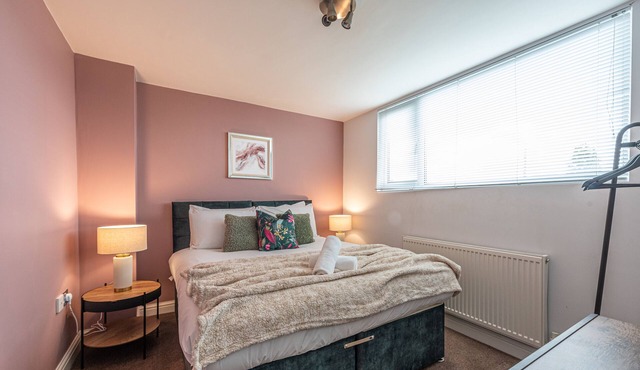 Cosy 2 bedroom house 10 mins from Chester and the zoo. Sleeps 4 by Restfully