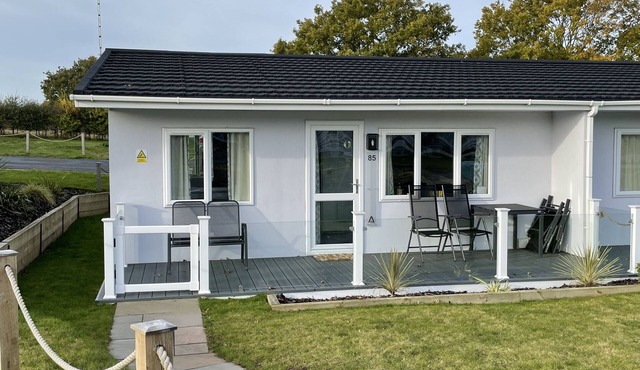 Cosy 2 Bedroom Lodge with onsite Pool