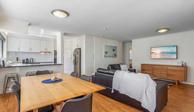 Cosy 2-Bedroom Seaside Unit Steps from Beach