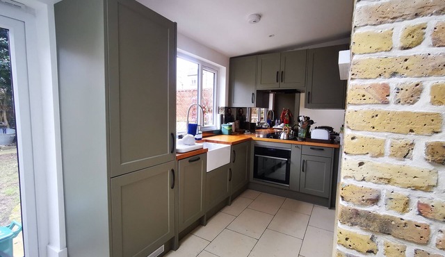 Cosy 2-Bedroom Stay with Private Bathroom, 2 mn from tube, w/Friendly Host & Dog