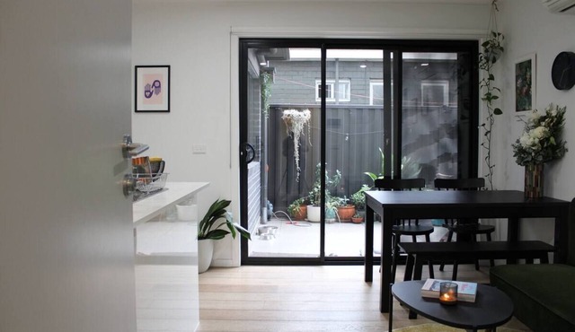 Cosy 2B apartment with private parking - 5 minute walk to train and supermarket.