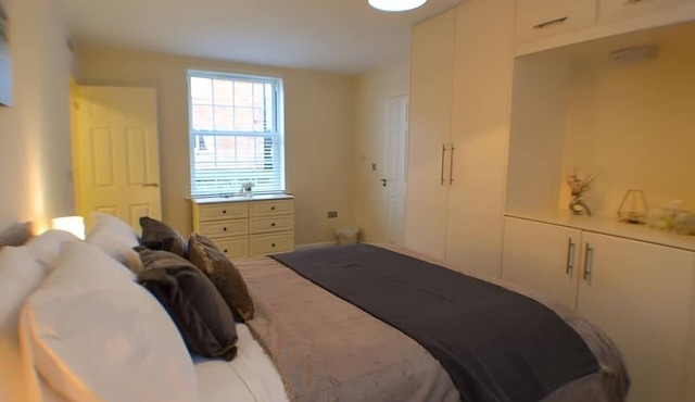 Cosy 2BR Apt Near Airport with Free Parking