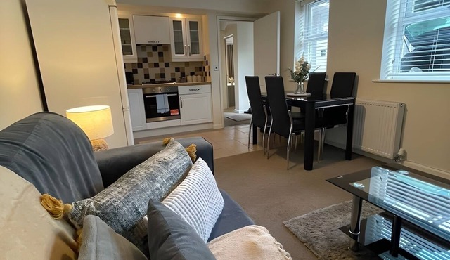 Cosy 2BR Apt Near Airport with Free Parking