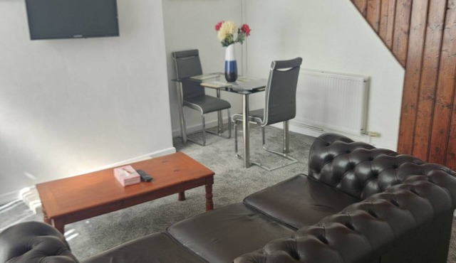 Cosy 3-Bed Bolton Retreat - Parking & Pet-Friendly