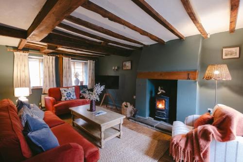 Cosy 3-Bed Cotswolds Cottage, Garden & Log Burner, Contractor & Business Stays