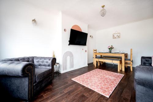 Cosy 3-Bed Home l Free Parking l WiFi l Sleeps 8 l Family Friendly l Hosted by The Cosy Corner Nationwide