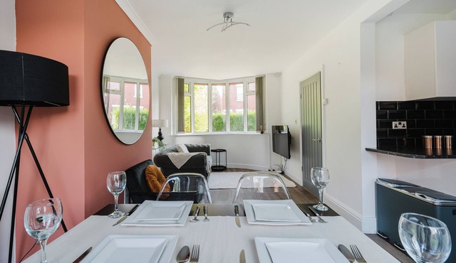 Cosy 3 bed home, near Co op live & close to City Centre