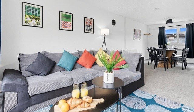 Cosy 3-Bed Home near Birchwood Business Park