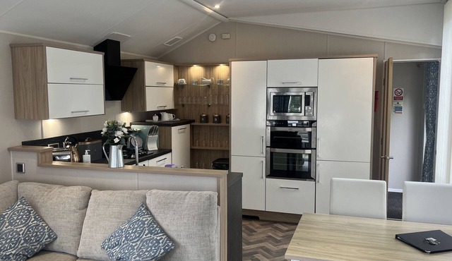 Cosy 3-Bed hot tub Lodge in Pr3