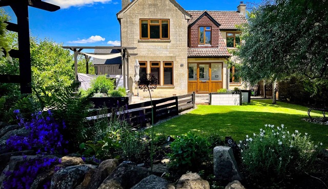 Cosy 3-bedroom home with garden and log burner, close to the City of Bath.