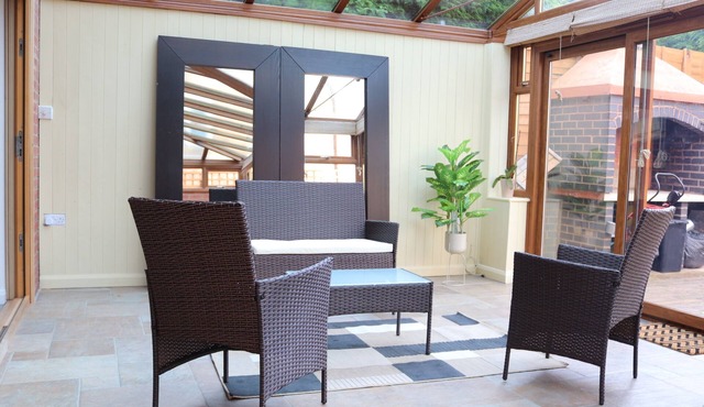 Cosy 3 bedroom 2 Bathroom House with Parking