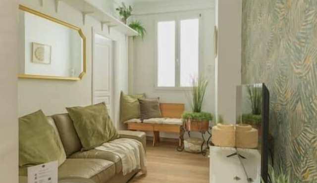 Cosy 3 bedroom apartment, AC, central, Beach: 750m