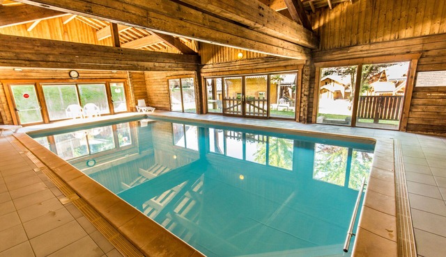 Cosy 3 bedroom chalet with log fire, swimming pool, sauna, gym, Wi-Fi