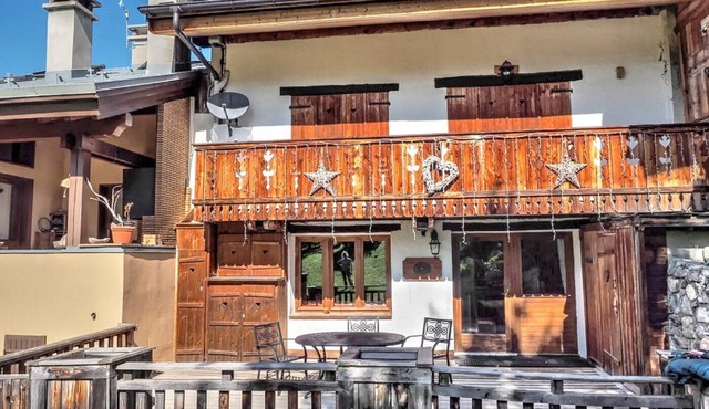 Cosy 3 bedroom chalet just 20m from the piste and the Vanoise Express