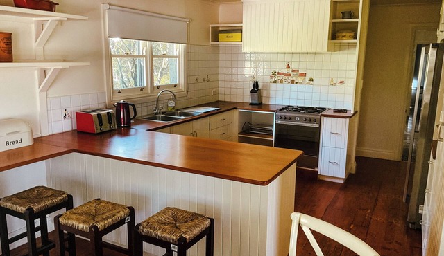 Cosy 3 bedroom cottage with indoor fireplace