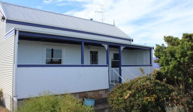 Cosy 3 bedroom cottage in the centre of Kingscote