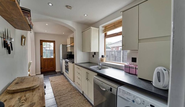 Cosy 3 Bedroom Home with Parking