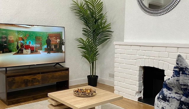 Cosy 3 Bedroom House With Free Parking, garden and close to the High Street