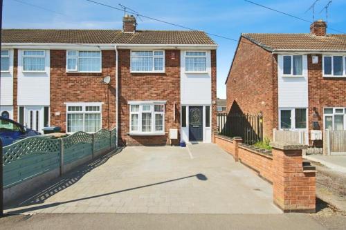 Cosy 3-Bedroom House in Coventry Free Parking Ideal for Families & Contractors