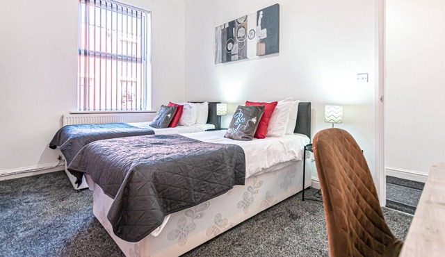 Cosy 3 Bedroom House in Leigh | Free WiFi & Parking | Long Stays Welcome