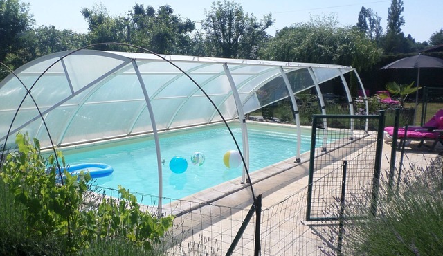 Cosy 3 bedrooms home . Private pool. Private garden. free WiFi. Shops near by