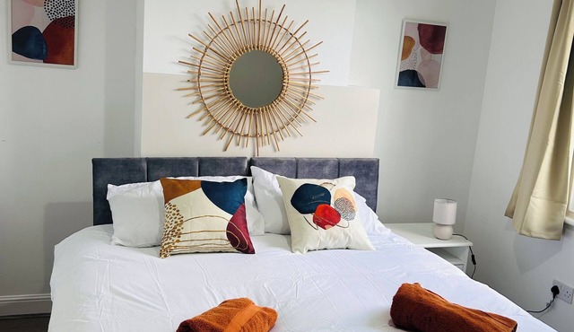 Cosy 3 Riverside home- Sleeps 5- Local to Burton Town, EastMids Airport & Parks!