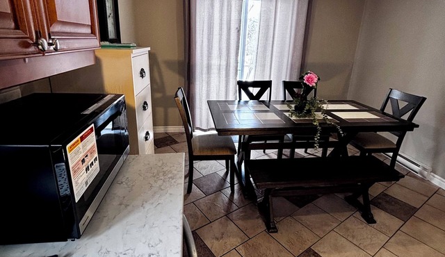 Cosy 3BDR 5 min from Montreal