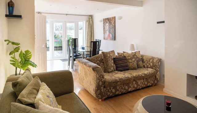 Cosy 3BDR Home with Workspace and Private Garden