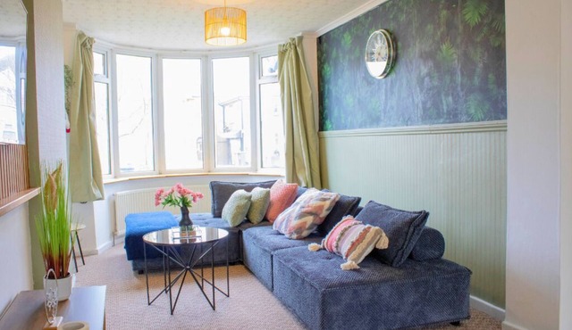 Cosy 3BR - Wifi, Smart TV, Parking and 5-Min to Airport, JLR & NEC in Birmingham